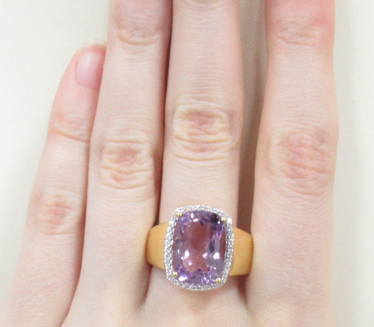 Серебряное кольцо 925 пробы; вставки 1 Аметист 6,45ct; 36 Циркон бесцв. 0,25ct;